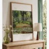 Claude Monet Japanese Footbridge, Giverny’de nilüferlerle kaplı gölet, Japon köprüsü, söğütler ve yoğun yeşillik manzara posteri