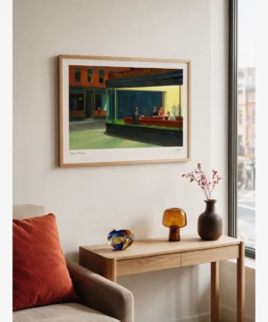Edward Hopper Nighthawks, gece açık bir Amerikan lokantasında dört figür, parlak tezgâh ve karanlık New York sokağı posteri