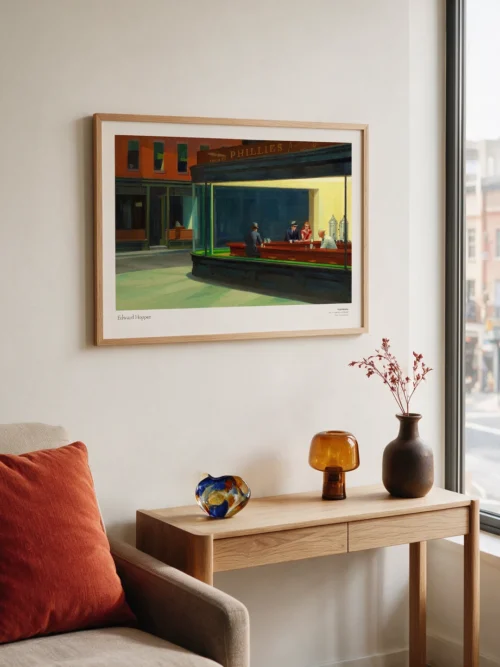 Edward Hopper Nighthawks, gece açık bir Amerikan lokantasında dört figür, parlak tezgâh ve karanlık New York sokağı posteri