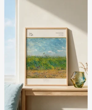 Vincent van Gogh Wheatfield with Partridge, mavi gökyüzü altında yeşil-sarı buğday tarlası ve havalanan keklik manzara posteri