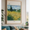 Van Gogh-Green Wheat Field with Cypress Müze Poster Vincent van Gogh’un Green Wheat Field with Cypress eserini gösteren poster; sarı-yeşil buğday tarlası, tek bir selvi ağacı, mavi gökyüzü ve uzakta beyaz evler yer alır.